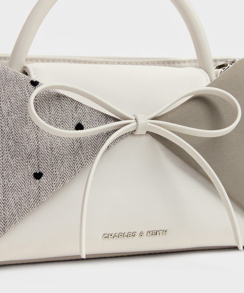 CHARLES & KEITH(チャールズ & キース)の「Hazel ヘーゼル ストライプ ボウパネルド ハンドルバッグ(ハンドバッグ・レディース・ライトベージュ/ライトピンク・S)」の17枚目の写真