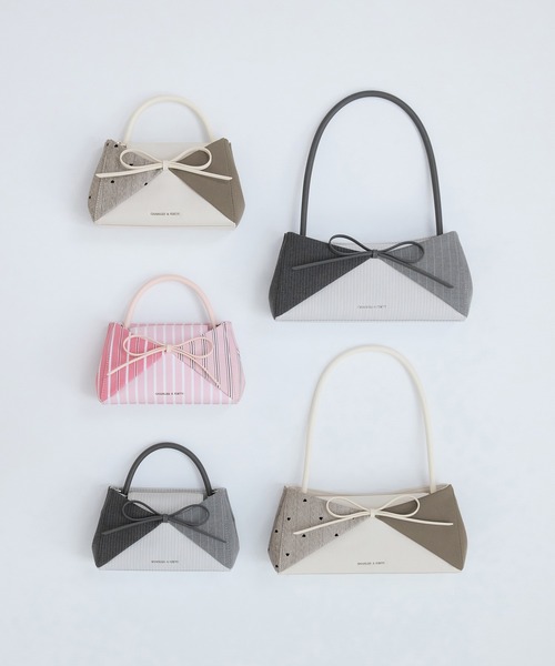 CHARLES & KEITH(チャールズ & キース)の「Hazel ヘーゼル ストライプ ボウパネルド ハンドルバッグ(ハンドバッグ・レディース・ライトベージュ/ライトピンク・S)」の5枚目の写真