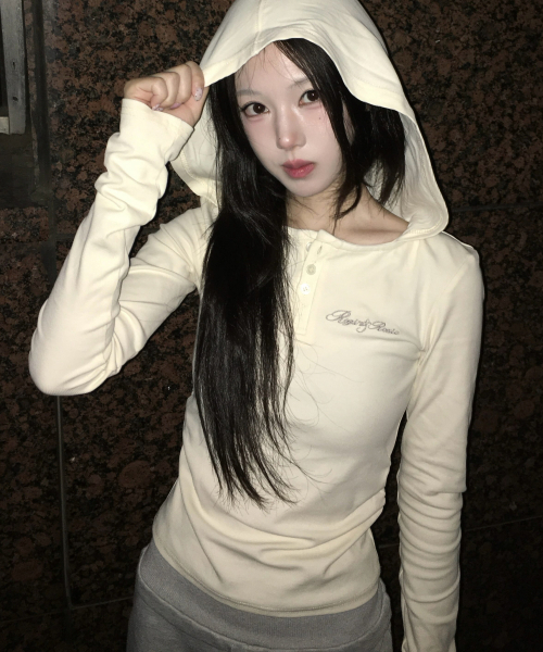 ROGIN N ROSIE(ロギンエンロージー)の「Henley Neck Slim-Fit Hooded Long Sleeve Ivory(Tシャツ/カットソー・レディース・その他・FREE)」の2枚目の写真