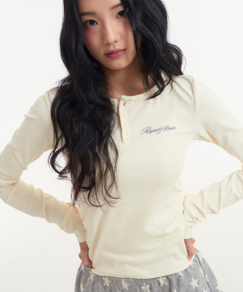 ROGIN N ROSIE(ロギンエンロージー)の「Henley Neck Slim-Fit Hooded Long Sleeve Ivory(Tシャツ/カットソー・レディース・その他・FREE)」の3枚目の写真