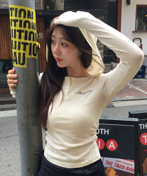 ROGIN N ROSIE(ロギンエンロージー)の「Henley Neck Slim-Fit Hooded Long Sleeve Ivory(Tシャツ/カットソー・レディース・その他・FREE)」の5枚目の写真