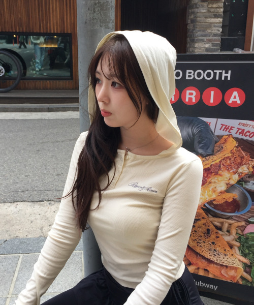 ROGIN N ROSIE(ロギンエンロージー)の「Henley Neck Slim-Fit Hooded Long Sleeve Ivory(Tシャツ/カットソー・レディース・その他・FREE)」の6枚目の写真