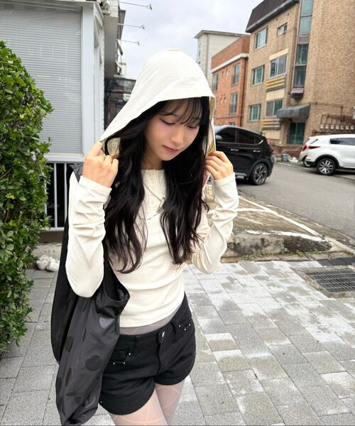 ROGIN N ROSIE(ロギンエンロージー)の「Henley Neck Slim-Fit Hooded Long Sleeve Ivory(Tシャツ/カットソー・レディース・その他・FREE)」の15枚目の写真