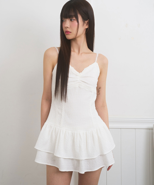 LIE MEQUE(リメーク)の「シャーリングレースストラップキャミドレスホワイト(ワンピース・レディース・ホワイト・SMALL/MEDIUM)」の2枚目の写真