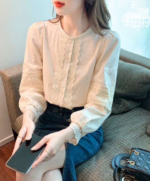 LUCPY(ラクピー)の「レース切替フロントデザインブラウス(シャツ/ブラウス・レディース・ホワイト・SMALL/MEDIUM/LARGE/X-LARGE)」の1枚目の写真