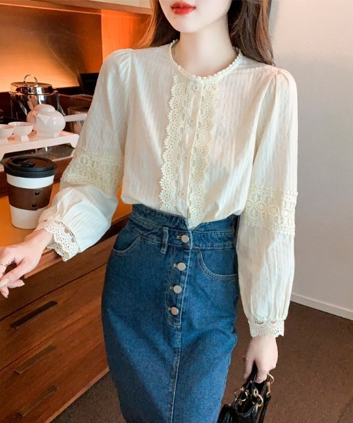 LUCPY(ラクピー)の「レース切替フロントデザインブラウス(シャツ/ブラウス・レディース・ホワイト・SMALL/MEDIUM/LARGE/X-LARGE)」の4枚目の写真