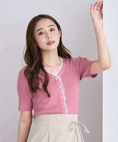 MISCH MASCH(ミッシュマッシュ)の「2026秋冬新作 レーストリムVネック5分袖リブニット(ニット/セーター・レディース・ピンク/ブラック/イエロー・フリ-)」の3枚目の写真