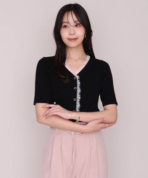MISCH MASCH(ミッシュマッシュ)の「2026秋冬新作 レーストリムVネック5分袖リブニット(ニット/セーター・レディース・ピンク/ブラック/イエロー・フリ-)」の14枚目の写真