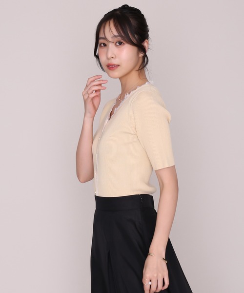 MISCH MASCH(ミッシュマッシュ)の「2026秋冬新作 レーストリムVネック5分袖リブニット(ニット/セーター・レディース・ピンク/ブラック/イエロー・フリ-)」の13枚目の写真