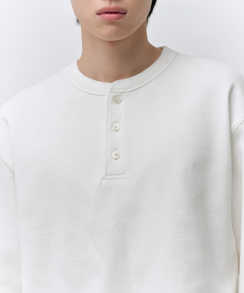 MUSINSA STANDARD（ムシンサスタンダード）の「ヘンリーネックスウェットシャツ [アイボリー]（スウェット・メンズ・その他・SMALL/MEDIUM/2XL/LARGE/X-LARGE/3XL）」の4枚目の写真
