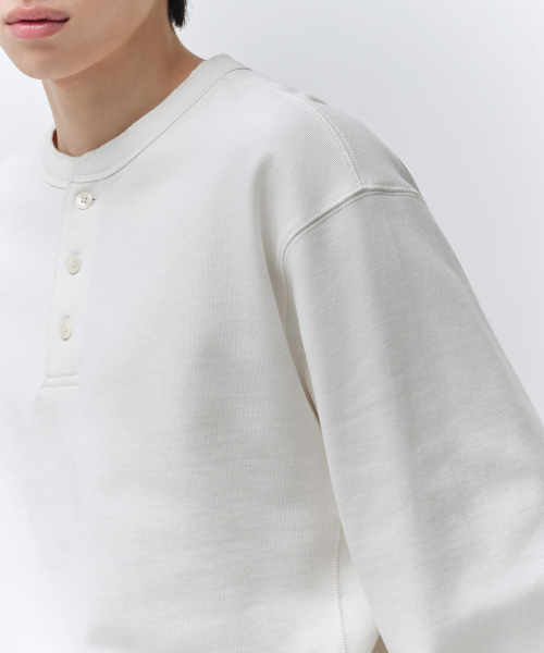 MUSINSA STANDARD（ムシンサスタンダード）の「ヘンリーネックスウェットシャツ [アイボリー]（スウェット・メンズ・その他・SMALL/MEDIUM/2XL/LARGE/X-LARGE/3XL）」の5枚目の写真