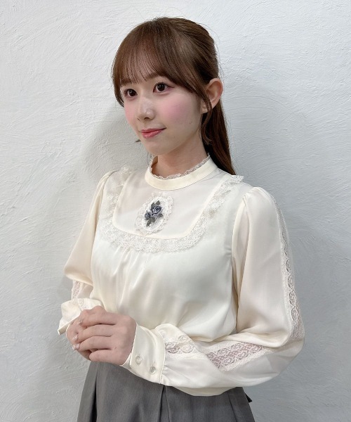 an another angelus(アンアナザーアンジェラス)の「ローズ刺繍レースカメオブラウス/fint フィント(シャツ/ブラウス・レディース・ライトベージュ/アイボリー・FREE)」の2枚目の写真