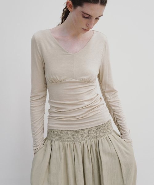 MOHAN(モハン)の「TIF WOOL SHIRRING TOP_3COLORS(Tシャツ/カットソー・レディース・チャコールグレー/ベージュ/ブラウン・SMALL/MEDIUM/LARGE)」の4枚目の写真
