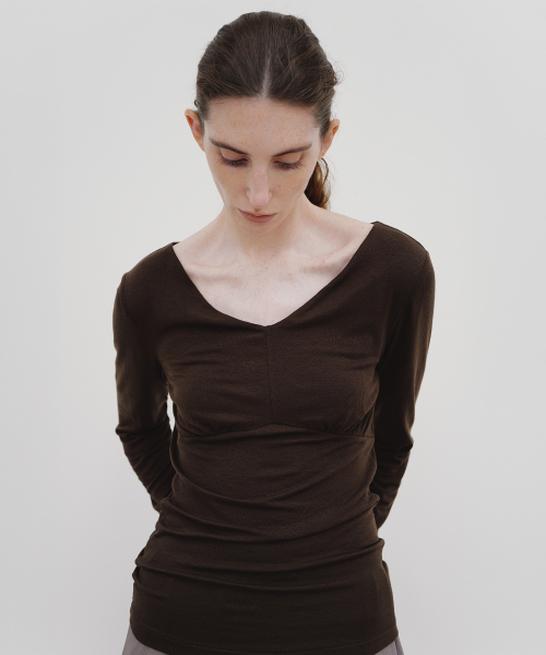 MOHAN(モハン)の「TIF WOOL SHIRRING TOP_3COLORS(Tシャツ/カットソー・レディース・チャコールグレー/ベージュ/ブラウン・SMALL/MEDIUM/LARGE)」の5枚目の写真