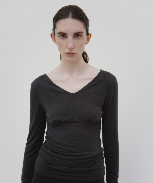 MOHAN(モハン)の「TIF WOOL SHIRRING TOP_3COLORS(Tシャツ/カットソー・レディース・チャコールグレー/ベージュ/ブラウン・SMALL/MEDIUM/LARGE)」の7枚目の写真