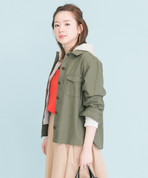 URBAN RESEARCH（アーバンリサーチ）の「パーカー付シャツジャケット（ミリタリージャケット・レディース・カーキ/ベージュ・FREE）」の2枚目の写真
