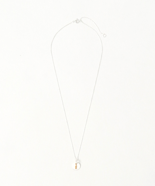 KU-CROISSANT（クークロワッサン）の「CHOKAS　SV925　ネックレス　フェザープレート（ネックレス・レディース・シルバー×ゴールド/ゴールド・ONE SIZE）」の3枚目の写真