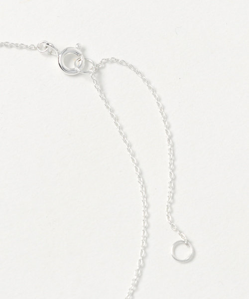 KU-CROISSANT（クークロワッサン）の「CHOKAS　SV925　ネックレス　フェザープレート（ネックレス・レディース・シルバー×ゴールド/ゴールド・ONE SIZE）」の5枚目の写真