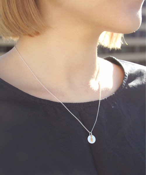 KU-CROISSANT（クークロワッサン）の「CHOKAS　SV925　ネックレス　フェザープレート（ネックレス・レディース・シルバー×ゴールド/ゴールド・ONE SIZE）」の2枚目の写真