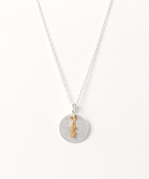 KU-CROISSANT（クークロワッサン）の「CHOKAS　SV925　ネックレス　フェザープレート（ネックレス・レディース・シルバー×ゴールド/ゴールド・ONE SIZE）」の7枚目の写真