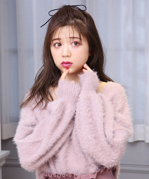 one after another NICE CLAUP(ワンアフターアナザーナイスクラップ)の「Vあきフェザーニットプルオーバー(ニット/セーター・レディース・ブラック/サックスブルー/アイボリー/ピンクベージュ/プラム・FREE)」の5枚目の写真