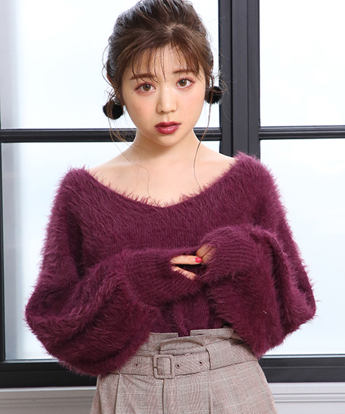 one after another NICE CLAUP(ワンアフターアナザーナイスクラップ)の「Vあきフェザーニットプルオーバー(ニット/セーター・レディース・ブラック/サックスブルー/アイボリー/ピンクベージュ/プラム・FREE)」の4枚目の写真