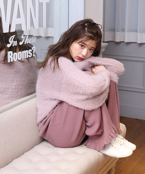 one after another NICE CLAUP(ワンアフターアナザーナイスクラップ)の「Vあきフェザーニットプルオーバー(ニット/セーター・レディース・ブラック/サックスブルー/アイボリー/ピンクベージュ/プラム・FREE)」の10枚目の写真