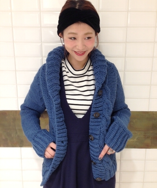 Another Edition（アナザーエディション）の「AE ROVING CABLE CGN（カーディガン/ボレロ・レディース・オフホワイト/ロイヤルブルー/モカ・フリー）」の3枚目の写真