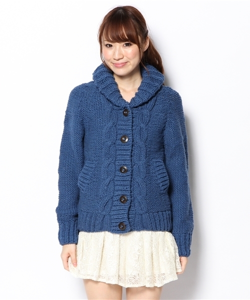 Another Edition（アナザーエディション）の「AE ROVING CABLE CGN（カーディガン/ボレロ・レディース・オフホワイト/ロイヤルブルー/モカ・フリー）」の4枚目の写真