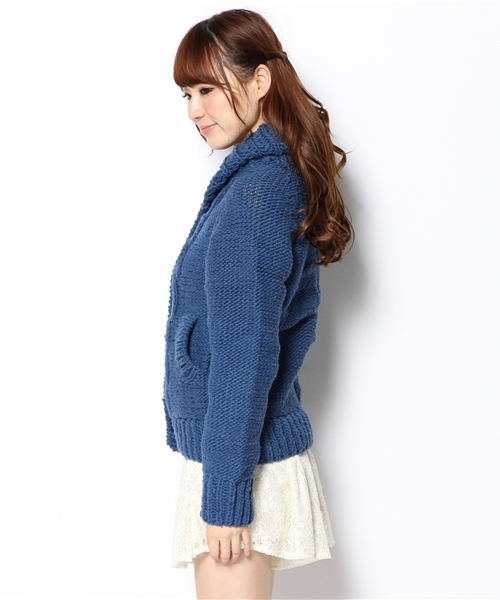 Another Edition（アナザーエディション）の「AE ROVING CABLE CGN（カーディガン/ボレロ・レディース・オフホワイト/ロイヤルブルー/モカ・フリー）」の5枚目の写真