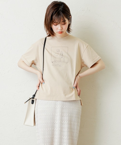 natural couture(ナチュラルクチュール)の「セルフィーカップルイラストT(Tシャツ/カットソー・レディース・ベージュ/オフホワイト/ピンク/スミクロ・FREE)」の3枚目の写真