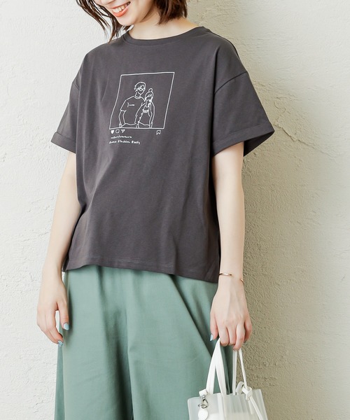 natural couture(ナチュラルクチュール)の「セルフィーカップルイラストT(Tシャツ/カットソー・レディース・ベージュ/オフホワイト/ピンク/スミクロ・FREE)」の11枚目の写真