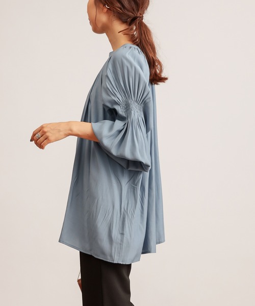 natural couture(ナチュラルクチュール)の「ギャザーぽわん袖前後2WAYブラウス(シャツ/ブラウス)」|サックスブルー