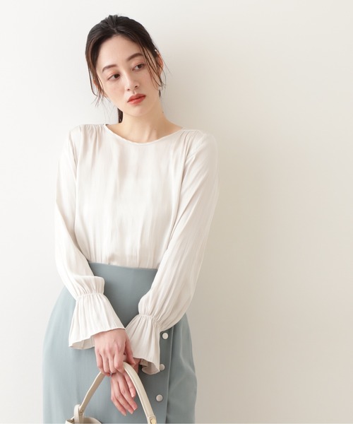 NATURAL BEAUTY BASIC(ナチュラルビューティーベーシック)の「キャンディースリーブサテンブラウス(シャツ/ブラウス・レディース・オフホワイト/ダークブラウン/ピンク・SMALL/MEDIUM)」の2枚目の写真