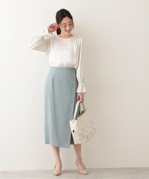 NATURAL BEAUTY BASIC(ナチュラルビューティーベーシック)の「キャンディースリーブサテンブラウス(シャツ/ブラウス・レディース・オフホワイト/ダークブラウン/ピンク・SMALL/MEDIUM)」の4枚目の写真