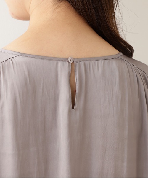 NATURAL BEAUTY BASIC(ナチュラルビューティーベーシック)の「キャンディースリーブサテンブラウス(シャツ/ブラウス・レディース・オフホワイト/ダークブラウン/ピンク・SMALL/MEDIUM)」の16枚目の写真