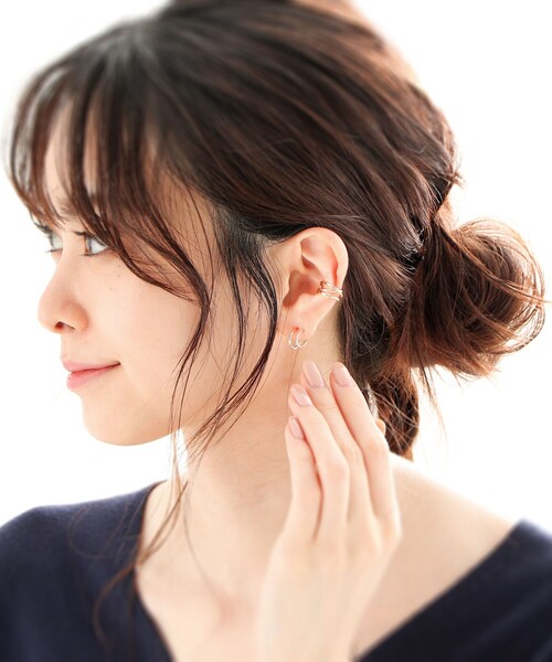 COCOSHNIK(ココシュニック)の「K10ダブルフープ縄目 スタッドピアス(ピアス(両耳用)・レディース・ホワイト系その他7・00)」の4枚目の写真