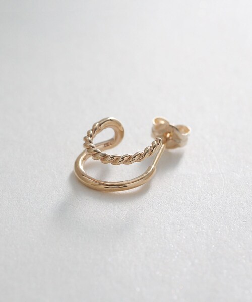 COCOSHNIK(ココシュニック)の「K10ダブルフープ縄目 スタッドピアス(ピアス(両耳用)・レディース・ホワイト系その他7・00)」の5枚目の写真