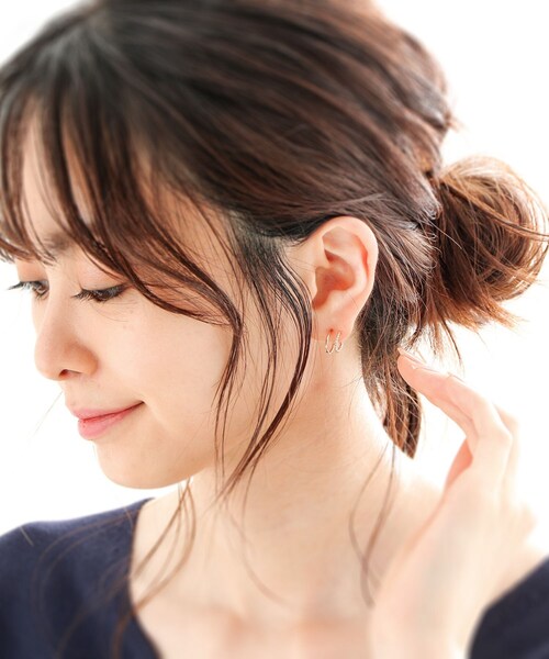 COCOSHNIK(ココシュニック)の「K10ダブルフープ縄目 スタッドピアス(ピアス(両耳用)・レディース・ホワイト系その他7・00)」の9枚目の写真