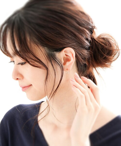 COCOSHNIK(ココシュニック)の「K10ダブルフープ縄目 スタッドピアス(ピアス(両耳用)・レディース・ホワイト系その他7・00)」の12枚目の写真