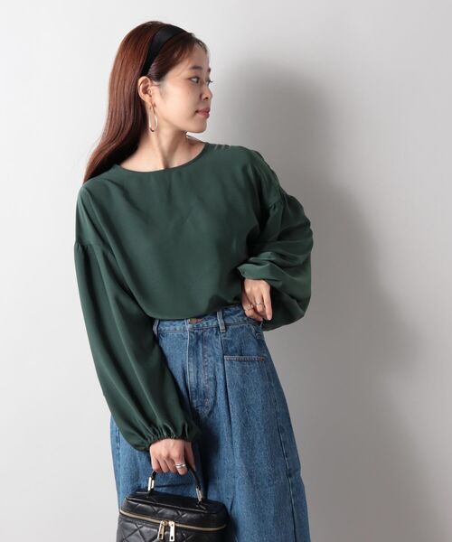 fredy emue(フレディエミュ)の「【WEB限定】フェミニッシュサテン袖ボリュームブラウス(シャツ/ブラウス・レディース・オリーブ/ブラック/グリーン/ベージュ・38)」の8枚目の写真