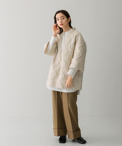 KBF（ケイビーエフ）の「スラブツイードキルティングジャケット（ノーカラージャケット・レディース・ライトベージュ/ブラック・ONE）」の4枚目の写真