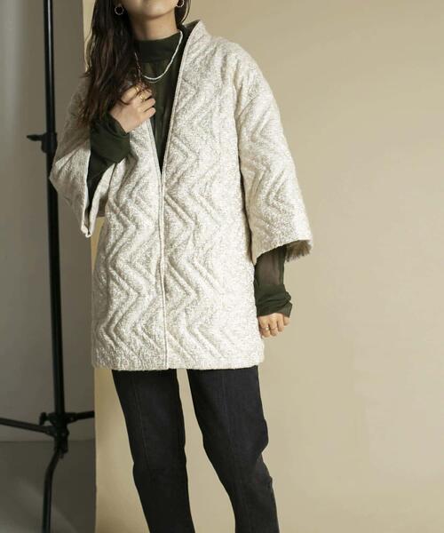 KBF（ケイビーエフ）の「スラブツイードキルティングジャケット（ノーカラージャケット・レディース・ライトベージュ/ブラック・ONE）」の5枚目の写真