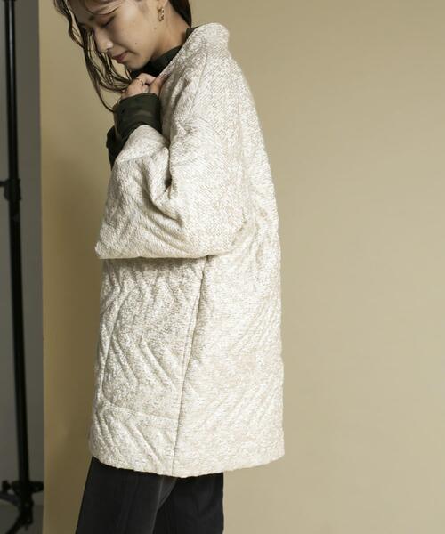 KBF（ケイビーエフ）の「スラブツイードキルティングジャケット（ノーカラージャケット・レディース・ライトベージュ/ブラック・ONE）」の6枚目の写真