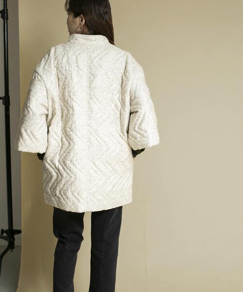 KBF（ケイビーエフ）の「スラブツイードキルティングジャケット（ノーカラージャケット・レディース・ライトベージュ/ブラック・ONE）」の7枚目の写真