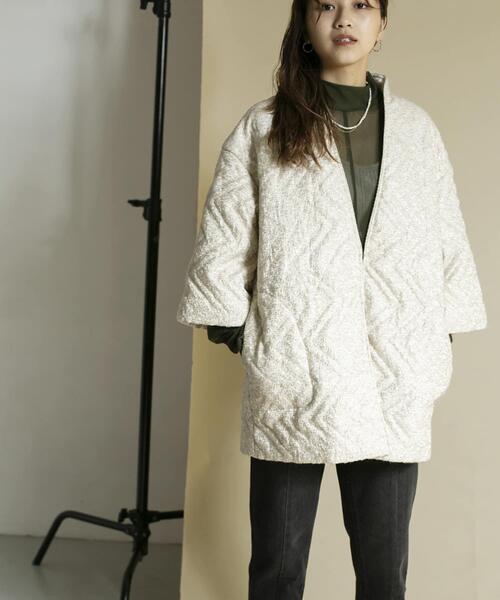 KBF（ケイビーエフ）の「スラブツイードキルティングジャケット（ノーカラージャケット・レディース・ライトベージュ/ブラック・ONE）」の8枚目の写真