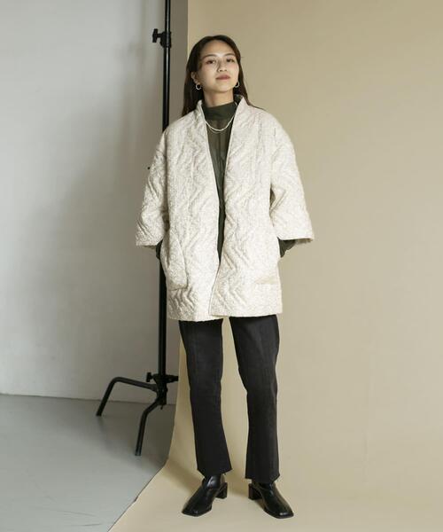 KBF（ケイビーエフ）の「スラブツイードキルティングジャケット（ノーカラージャケット・レディース・ライトベージュ/ブラック・ONE）」の9枚目の写真