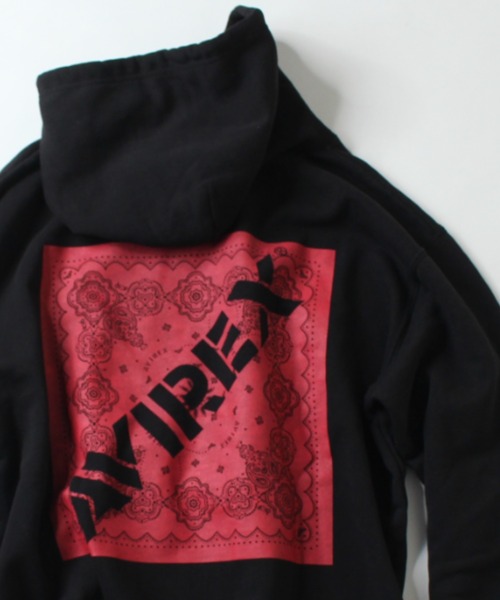 AVIREX（アヴィレックス）の「【直営店限定】バンダナ ボックス ロゴ パーカー / BANDANA PRINT BOX LOGO PARKA Ⅱ / アヴィレックス（パーカー・メンズ・ブラック系その他/ブラック/レッド系その他/レッド・XX-LARGE/X-LARGE/MEDIUM/LARGE）」の4枚目の写真