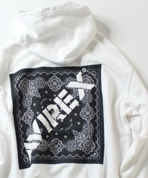 AVIREX（アヴィレックス）の「【直営店限定】バンダナ ボックス ロゴ パーカー / BANDANA PRINT BOX LOGO PARKA Ⅱ / アヴィレックス（パーカー・メンズ・ブラック系その他/ブラック/レッド系その他/レッド・XX-LARGE/X-LARGE/MEDIUM/LARGE）」の2枚目の写真