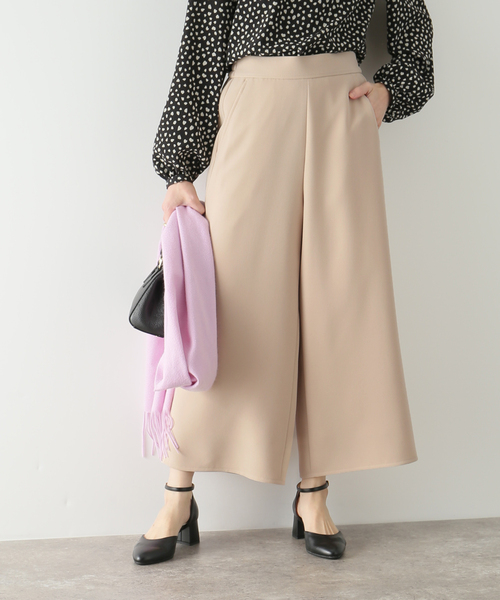 La TOTALITE(ラトータリテ)の「ジョーゼットフレアクロップドパンツ(その他パンツ・レディース・ベージュ/ネイビー・36/38)」の1枚目の写真